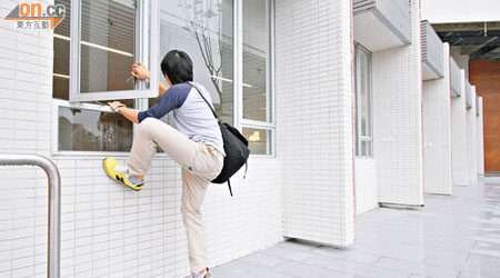宿舍窗戶寬闊，容易讓陌生人爬進，圖為學生示範爬窗動作。（設計圖片）