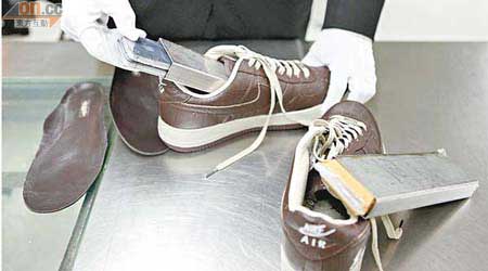 內地海關人員在波鞋鞋底發現金屬暗格，內藏iPhone 4S。（本報深圳傳真）