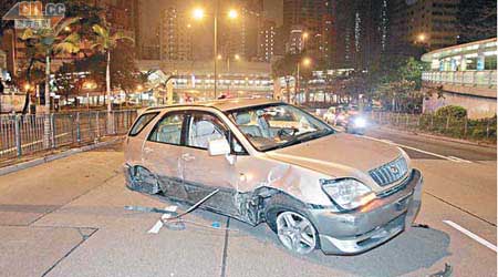 肇事七人車撞致甩轆。（周宏杰攝）