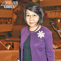 身為香港管弦協會籌款委員會主席嘅蔡關穎琴，為音樂會出錢又出力。