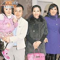 玩具大王蔡志明太太蔡李惠莉（右一）出錢贊助李雲迪表演，大女蔡加敏（右二）與夫婿馬鴻銘（左二）帶埋囡囡靄翹齊出動打氣。
