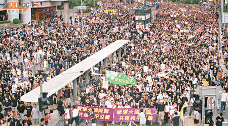 香港回歸至今不滿政府的聲音此起彼落，○三年七月一日更爆發了一次大規模遊行，逾五十萬人上街。