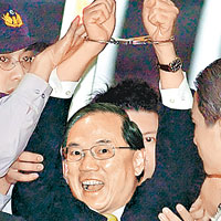 有網民惡搞陳水扁因貪污被捕的圖片，諷刺曾蔭權。（互聯網圖片）