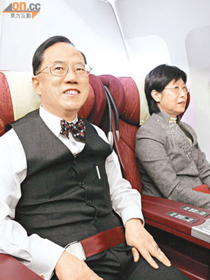 特首辦指曾蔭權夫婦搭飛機，常基於保安理由將他們的座位升格。（資料圖片）