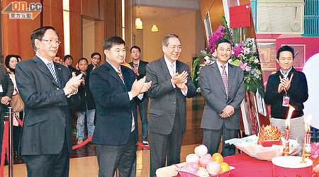 香港數碼廣播中心如常星期一舉行啟用禮，主要股東黃楚標（左二）及李國章（左三）等均有出席。