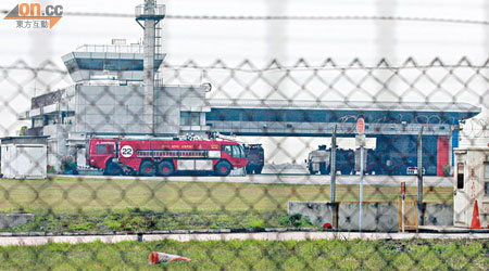 漢莎航空一架客機緊急折返機場，消防車即時出動在機場戒備。（歐展鴻攝）