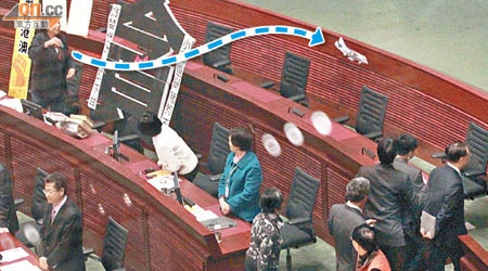 長毛（圖左上角）向離開議事廳的曾蔭權（右下角）擲吹氣飛機（箭嘴示）。（袁志豪攝）