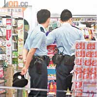 警員在遇劫便利店調查。（張曉楠攝）