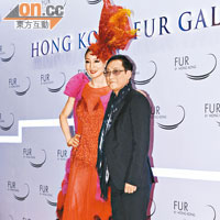 名模陳嘉容（左）穿上設計師馬偉明嘅新作，性感又不失活潑。