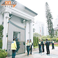 遊行期間，多名警員在禮賓府正門駐守。（張學儀攝）
