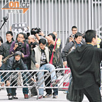憤怒的遊行人士到達政府總部，推倒鐵欄進入總部廣場。（陳德賢攝）