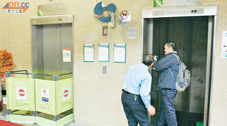 電梯公司維修人員在場檢修故障電梯。（左錦鴻攝）