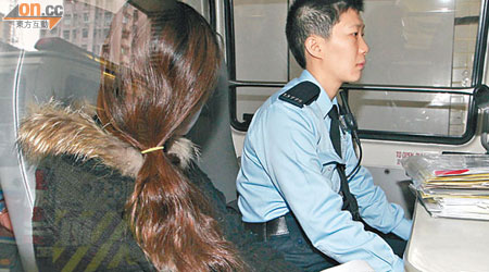 被告土佐谷智子涉嫌偷取公司值五百多萬元的鑽石，由警方押解到法庭提堂。（陳錦輝攝）