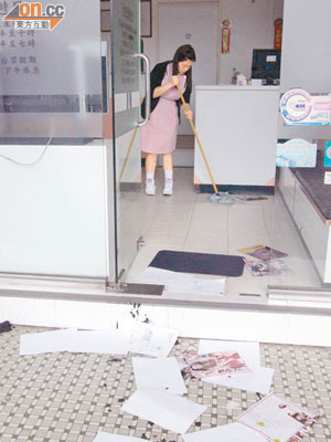 診所被人淋潑瀝青，女護忙於清理。（林明強攝）
