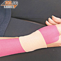 將運動貼布貼在手腕上，能有效減輕肌腱的拉扯力及保護受傷的肌腱。