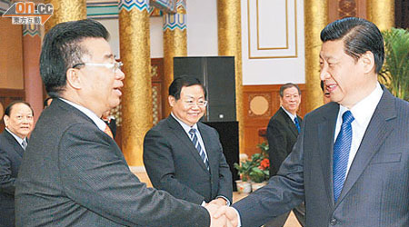 劉夢熊（左）前日於北京與國家副主席習近平握手。（劉夢熊提供）