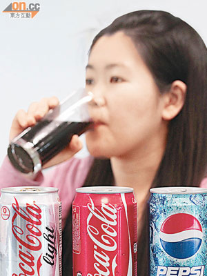 外國研究發現，罐裝的可口可樂及百事可樂含有致癌物。（陳德賢攝）