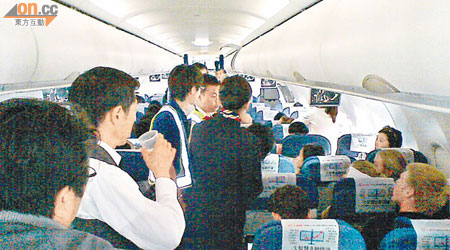 航班延誤期間，空中服務員為乘客提供飲品。（受訪者提供）