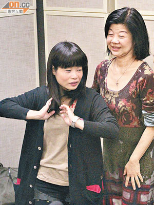 電台主持阮小儀（左）於節目尾聲衝入錄音室，與被指容貌相似的唐太合照。