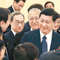 習近平（右）出席人大香港團討論會。（中通社圖片）