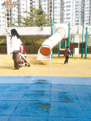 平台兒童遊樂場地面凹凸不平，居民不滿管理公司久未維修。