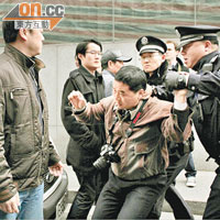 去年上海警方驅散參加茉莉花革命集會的人群。