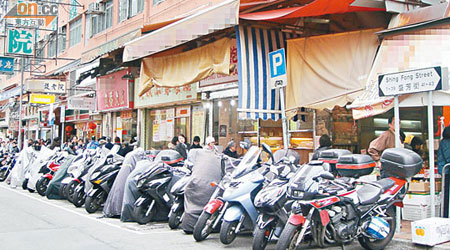 葵芳盛芳街電單車泊位供不應求，違規停泊情況亦隨處可見。
