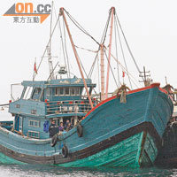 漁船被扣留於水警基地。