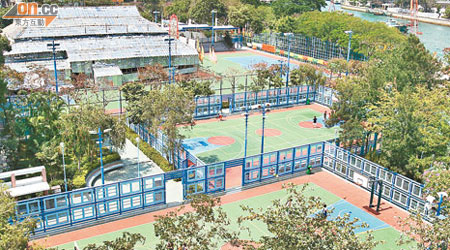 有市民投訴鴨脷洲公園小型足球場封場一個月，但僅舉行六日粵劇演出，對市民造成不便。（黃仲民攝）