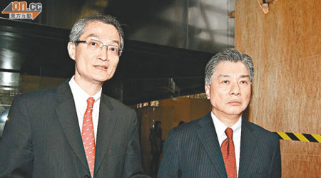 港大醫學院外科學系現任主任盧寵茂（左）到庭支持黃健靈。（梁耀榮攝）