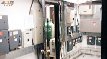 海港城一電掣房被揭發涉嫌違規，儲存大批有待回收的BTM滅火氣樽。