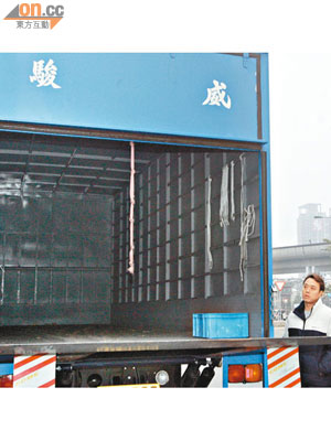 運輸公司東主（右）尋回貨車時，車上貨物已被偷走。（譚珮蓮攝）