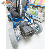 站立式輪椅售一萬八千港元，電池壽命約兩年。