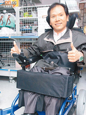 付遠威使用站立式輪椅後，購物時可拿取貨架較高位置的貨品。