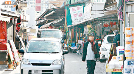 狹窄的屯門藍地大街常有人車爭路，險象環生。