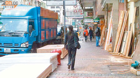 駱克道有建材店將木板等大型物品擺放行人路兩旁，阻礙行人往來。