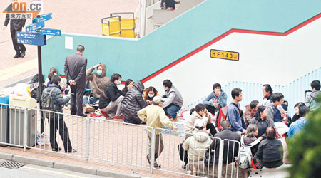 大批市民昨在中環蘋果旗艦店外天橋底排隊，等候iPad開售。（何天成攝）