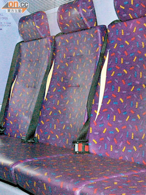 祐民街巴士總站的一輛新巴被發現遭鎅破座椅。（梁少恆攝）