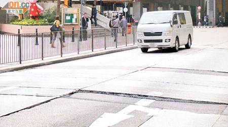 葵興路一段行車路面出現凹凸不平，路政署遲遲未維修惹起不滿。
