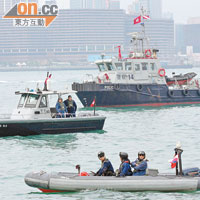 水警會在附近海面加強巡邏防止示威者跳海抗議。