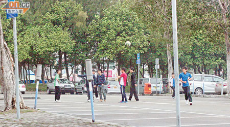 學生於大美督公眾停車場內玩數字球，樂極忘形。（讀者提供）
