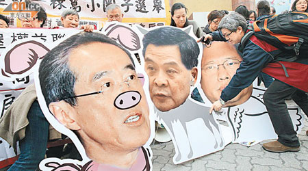 示威者將三位候選人的頭像貼在動物身上，諷刺眾候選人都不是特首好人選。（霍振鋒攝）