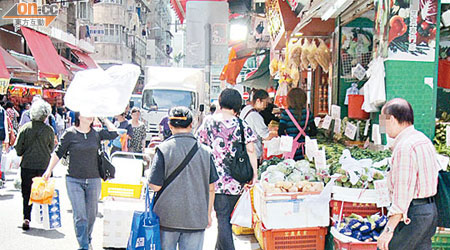 川龍街一帶店舖阻街情況嚴重，途人被迫步出馬路。