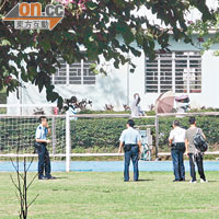 警員到烏溪沙青年新村營地內的球場調查。（曾志恒攝）