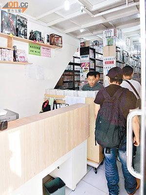 警員在失竊動漫店調查。（文健雄攝）