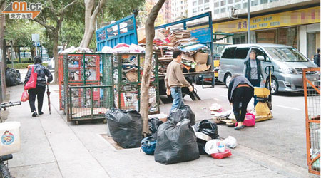 柴灣怡盛里有回收公司經常於行人路擺放鐵籠及雜物，造成阻塞。