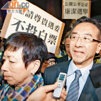 同是選委的自由黨榮譽主席田北俊（右）昨亦有出席答問大會。（何天成攝）