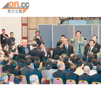 立法會議員黃毓民及陳偉業昨在答問大會會場內抗議小圈子選舉，擾攘一輪後被趕離場。（陳德賢攝）