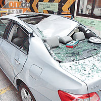 私家車頂被壓扁，車尾擋風玻璃粉碎。