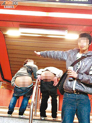 兩名青年涉在港鐵站外露股，警調查後拘捕兩人。（資料圖片）
